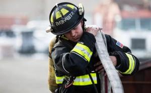 密歇根州立大学丹佛分校的学生和丹佛消防学院的消防员雅各布·斯蒂芬斯穿着消防员制服参加演习.