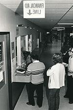 丹佛州立大学学生在财政援助办公室的档案照片.